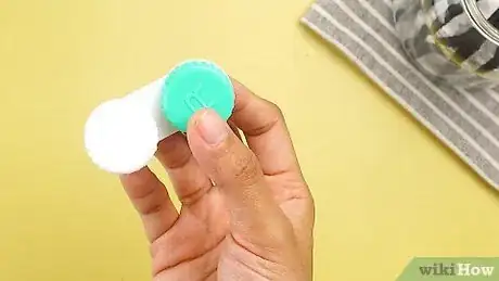 Imagen titulada Clean a Contact Lens Case Step 13