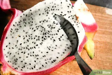 Imagen titulada Cut Dragon Fruit Step 2