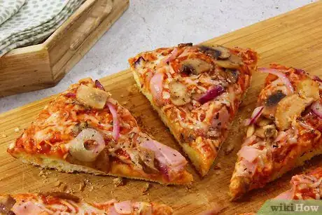 Imagen titulada Cook Frozen Pizza Step 10