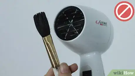 Imagen titulada Clean Makeup Brushes Step 22