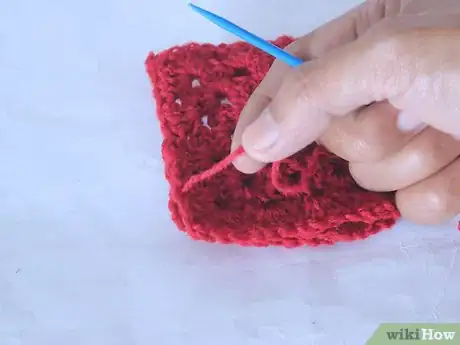 Imagen titulada Attach Granny Squares Step 20