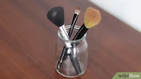 Imagen titulada Clean Makeup Brushes Step 24