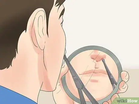 Imagen titulada Trim Your Nose Hairs in a Safe Way Step 2