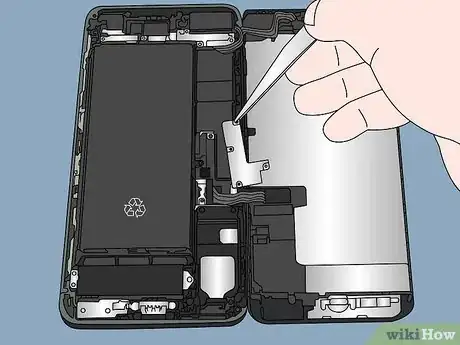 Imagen titulada Replace an iPhone Battery Step 13