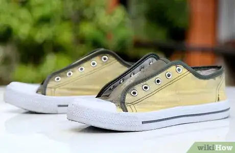 Imagen titulada Bleach Colored Canvas Shoes Step 12