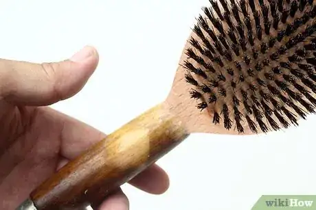 Imagen titulada Clean Hairbrushes and Combs Step 11