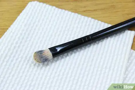 Imagen titulada Clean Makeup Brushes with Alcohol Step 4