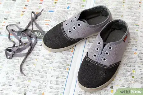 Imagen titulada Bleach Colored Canvas Shoes Step 23