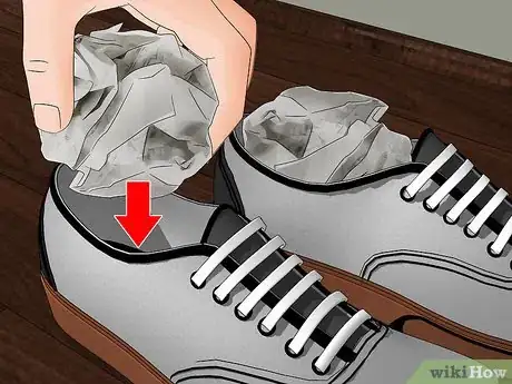 Imagen titulada Stop Your Shoes from Squeaking Step 9