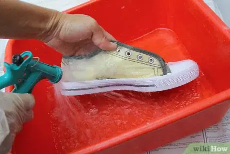 Imagen titulada Bleach Colored Canvas Shoes Step 11