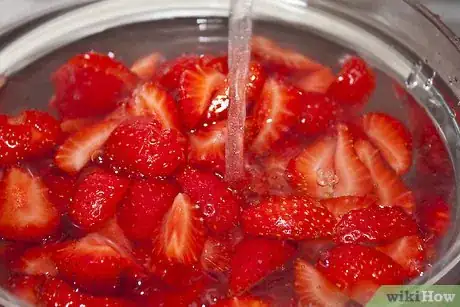 Imagen titulada Cut strawberries Step 8