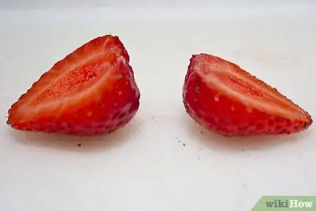 Imagen titulada Cut strawberries Step 4