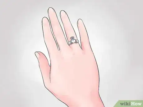 Imagen titulada Wear a Claddagh Ring Step 1