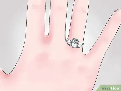 Imagen titulada Wear a Claddagh Ring Step 3