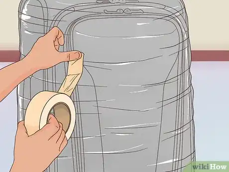 Imagen titulada Wrap Luggage in Plastic at Home Step 9