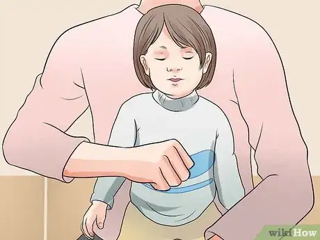 Imagen titulada Perform the Heimlich Maneuver on a Toddler Step 11