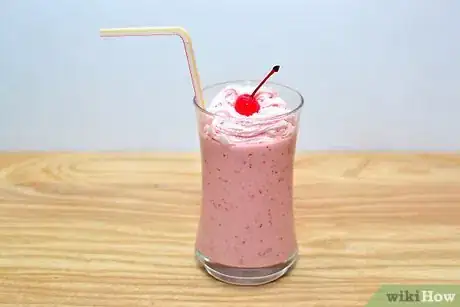 Imagen titulada Make a Strawberry Banana Milkshake Intro