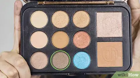 Imagen titulada Blend Eyeshadow Step 3