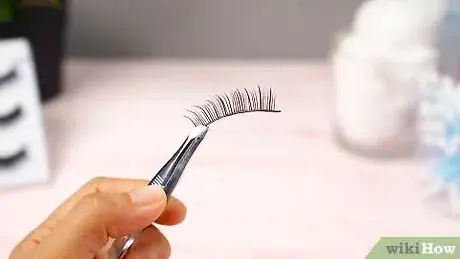 Imagen titulada Clean False Eyelashes Step 3