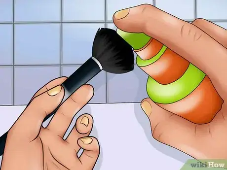 Imagen titulada Clean Makeup Brushes Using Olive Oil and Soap Step 8