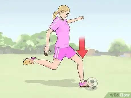 Imagen titulada Shoot a Soccer Ball Step 14