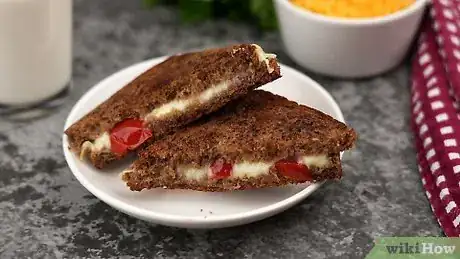 Imagen titulada Make a Grilled Cheese Sandwich Using a Microwave Step 19