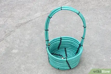 Imagen titulada Make a Basket from a Garden Hose Intro