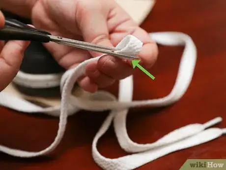 Imagen titulada Shorten Shoe Laces Step 4