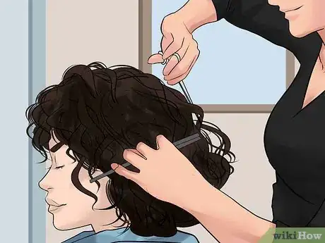 Imagen titulada Weigh Curly Hair Down Step 2