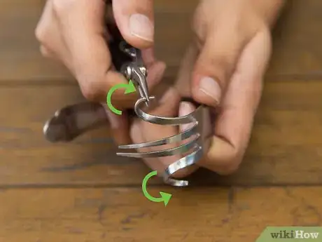 Imagen titulada Make a Fork Bracelet Step 7