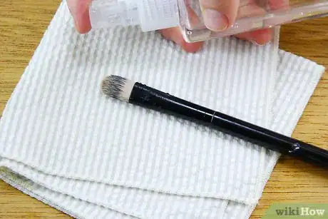 Imagen titulada Clean Makeup Brushes with Alcohol Step 7