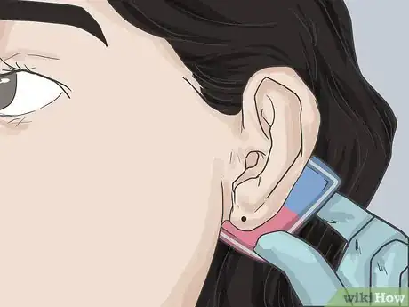 Imagen titulada Pierce Your Ear with a Safety Pin Step 7