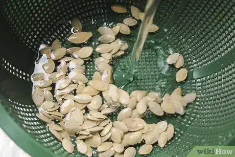 Imagen titulada Cook Pumpkin Seeds Step 2