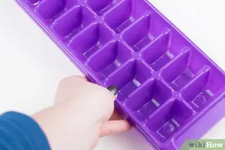 Imagen titulada Make Ice Cubes with an Ice Tray Step 1