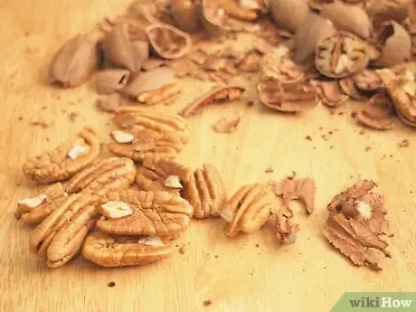 Imagen titulada Shell Pecans Step 11