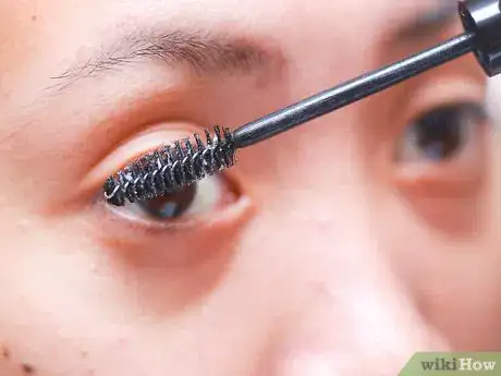 Imagen titulada Make Eyelashes Longer with Vaseline Step 8