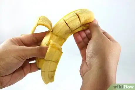 Imagen titulada Slice a Banana Before It Is Peeled Step 9