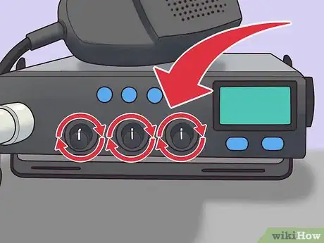 Imagen titulada Peak and Tune a CB Radio Step 2