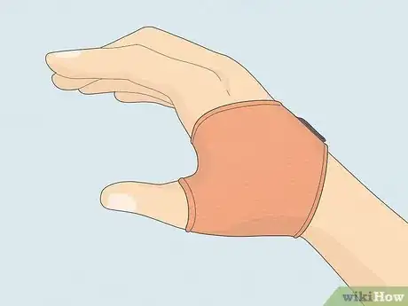 Imagen titulada Wrap a Sprained Thumb Step 2