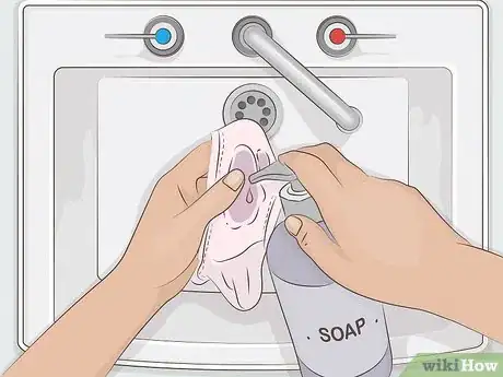 Imagen titulada Remove Blood from Your Underwear After Your Period Step 3