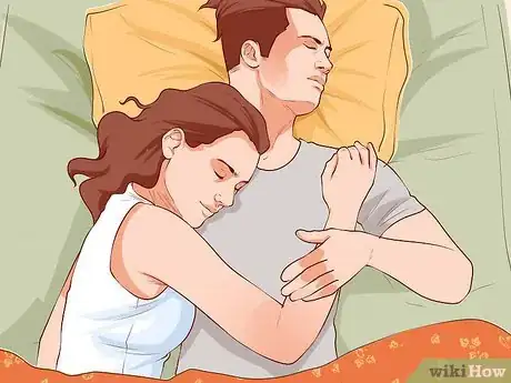 Imagen titulada Avoid Trapping Your Arm While Snuggling in Bed Step 9
