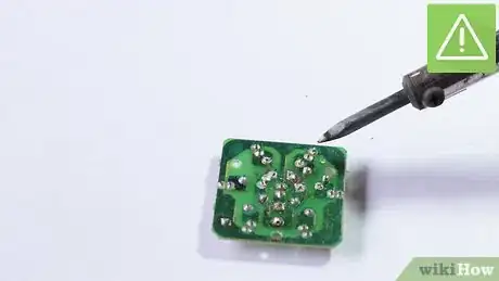 Imagen titulada Solder Electronics Step 7