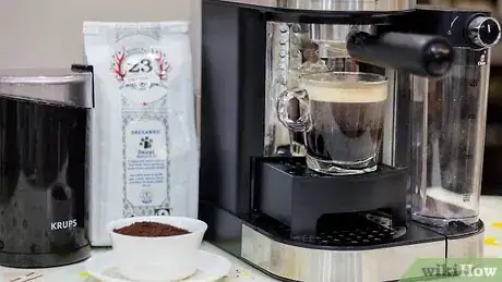 Imagen titulada Make an Espresso (Espresso Machine Coffee) Step 12