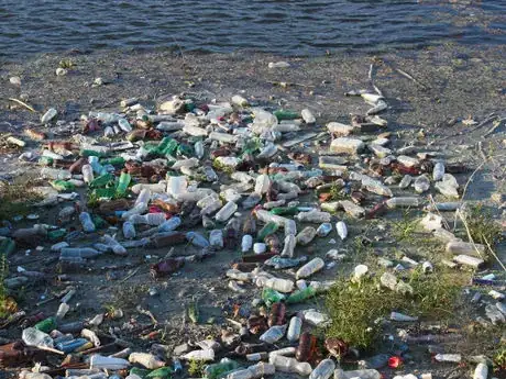 Imagen titulada Plastic Trash Floating_River_Water Pollution__IMG_8879