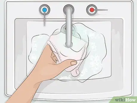 Imagen titulada Remove Blood from Your Underwear After Your Period Step 4