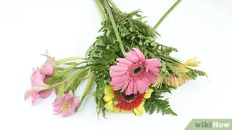 Imagen titulada Arrange Flowers Step 1