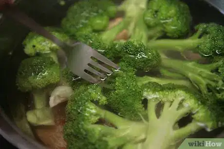 Imagen titulada Keep Cooked Broccoli Bright Green Step 4