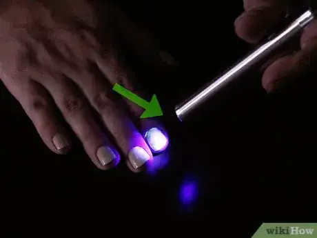 Imagen titulada Activate Glow in the Dark Nail Polish Step 3