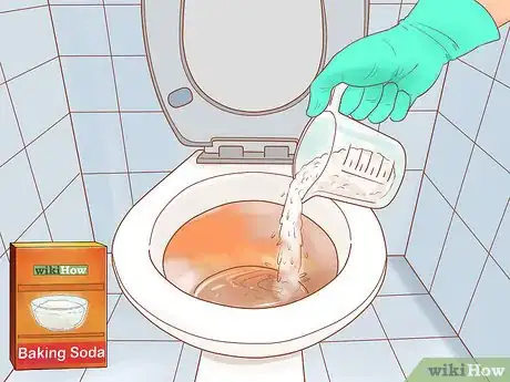 Imagen titulada Unclog a Toilet with Baking Soda Step 1