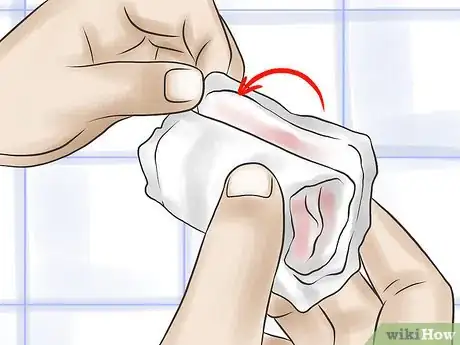 Imagen titulada Change a Sanitary Pad Step 4